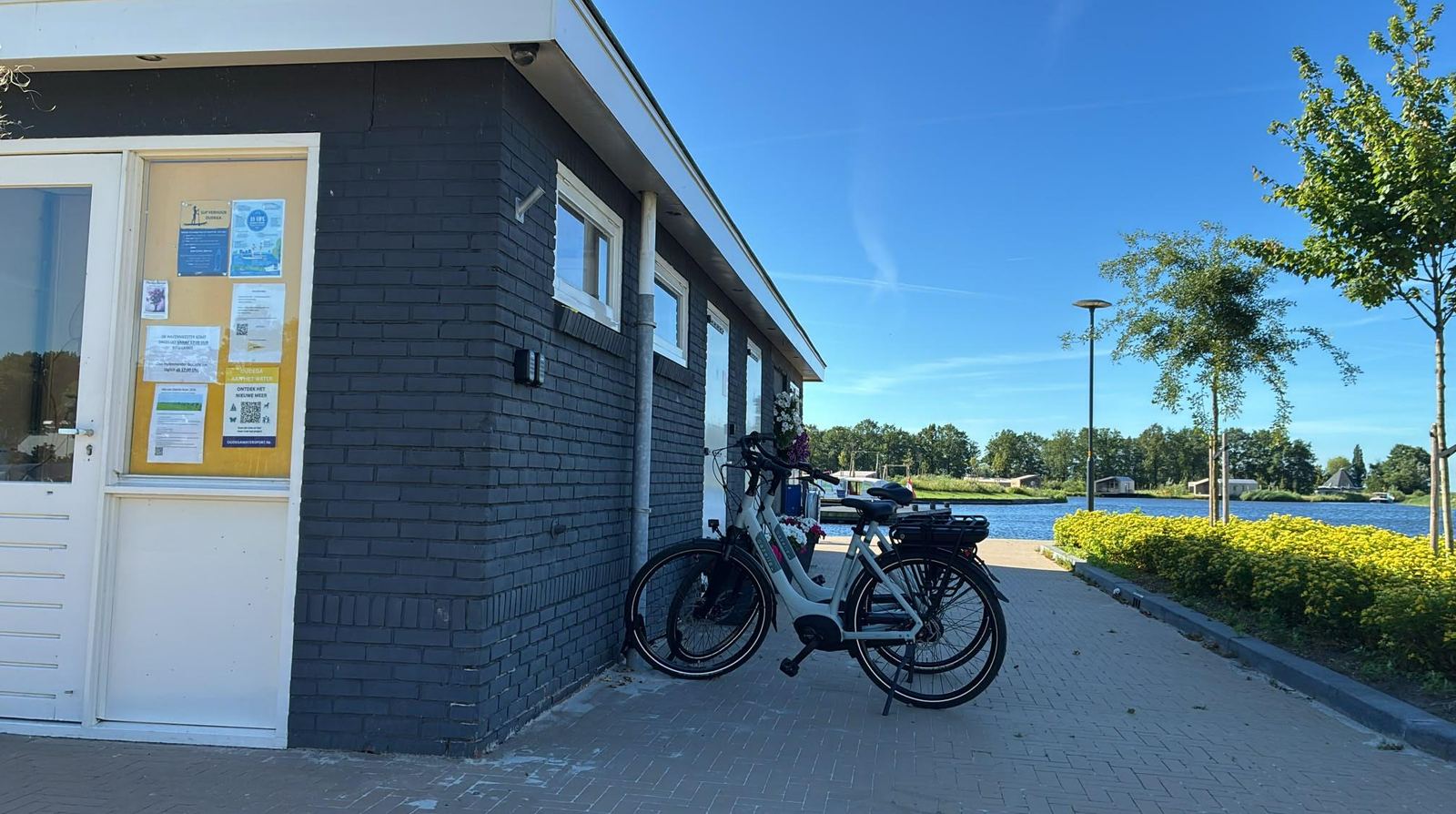 Elektrische fietsen klaar bij het havengebouw in Oudega