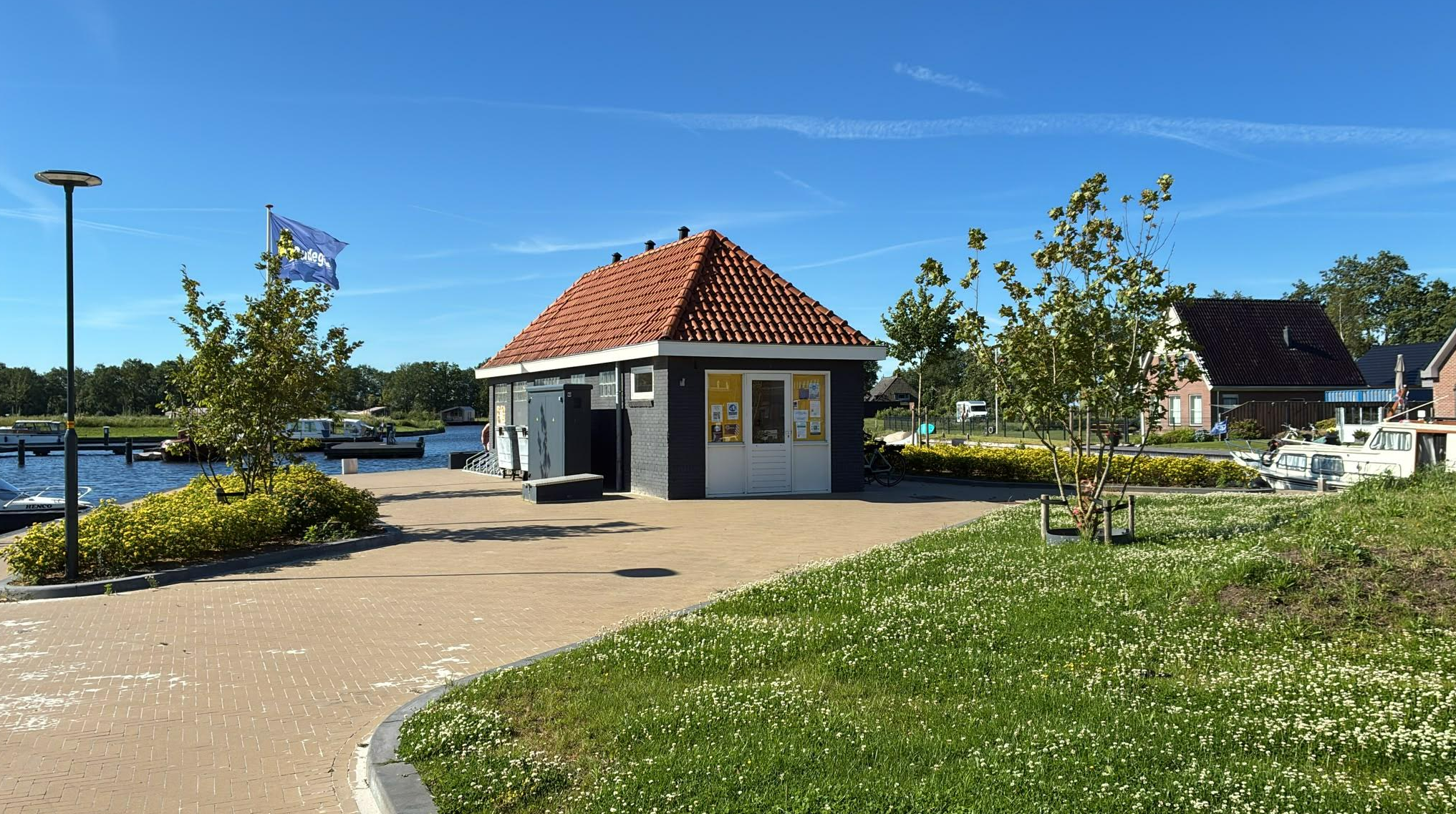 Havengebouw van Haven Oudega waar de e-bikes worden opgehaald