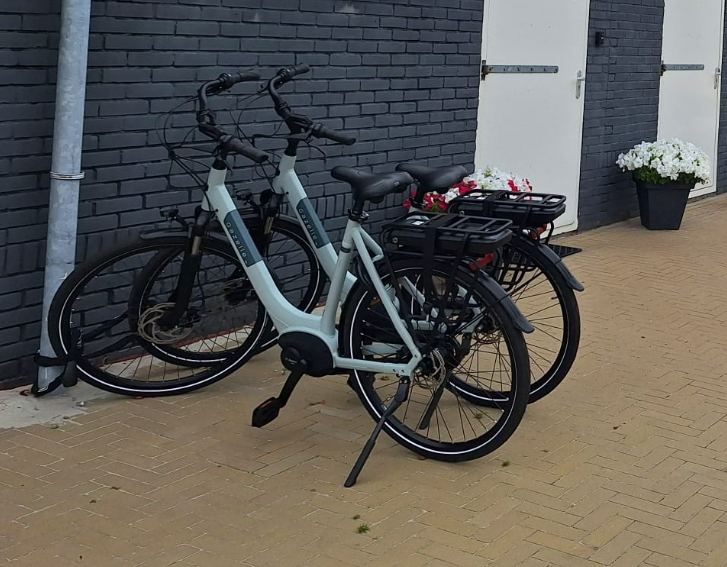 De twee mintgroene Gazelle Paris C7 e-bikes van Út en thús bij het havengebouw in Oudega Smallingerland