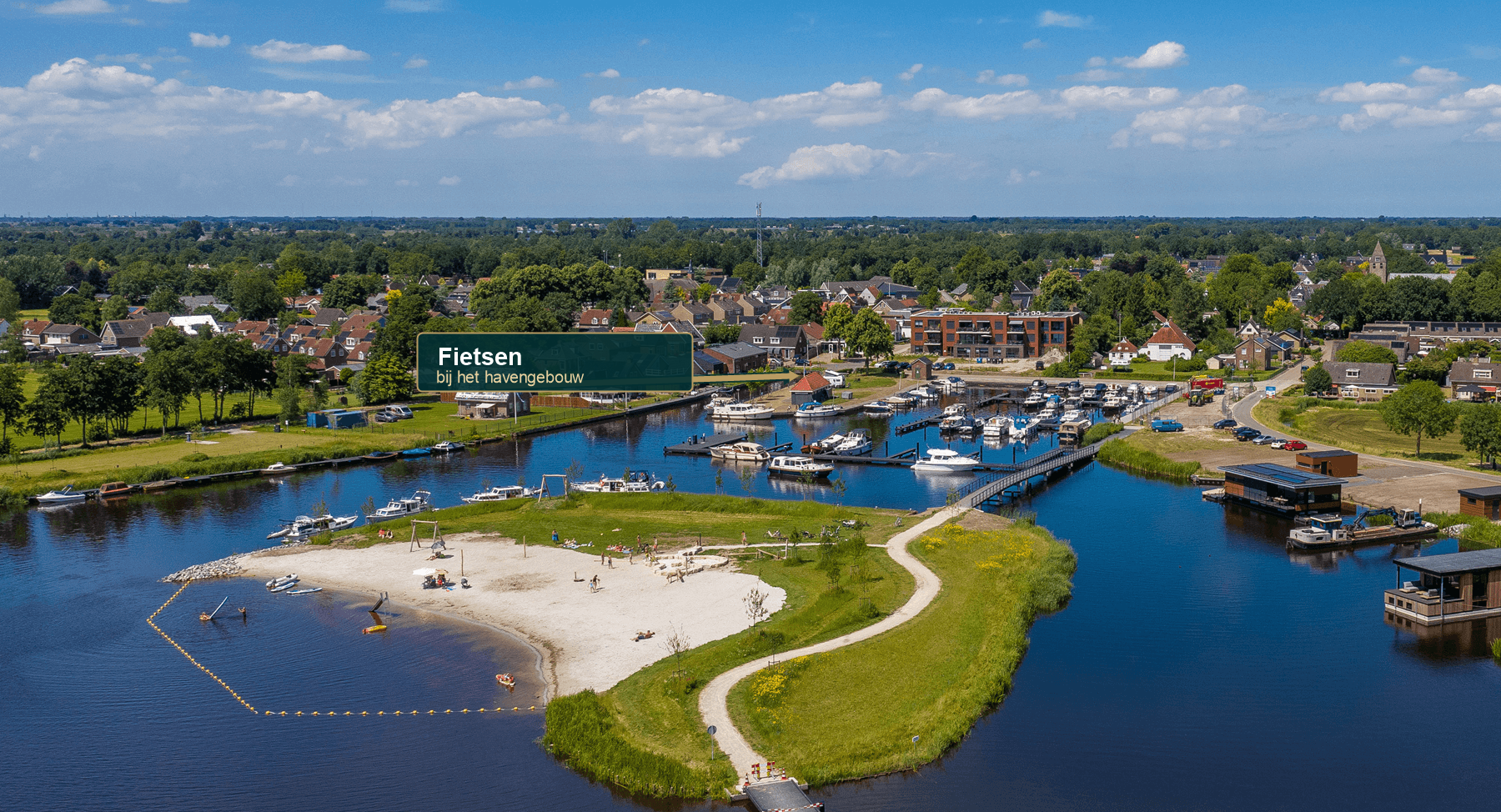 Luchtfoto van Haven Oudega met markering van het havengebouw waar de fietsen staan