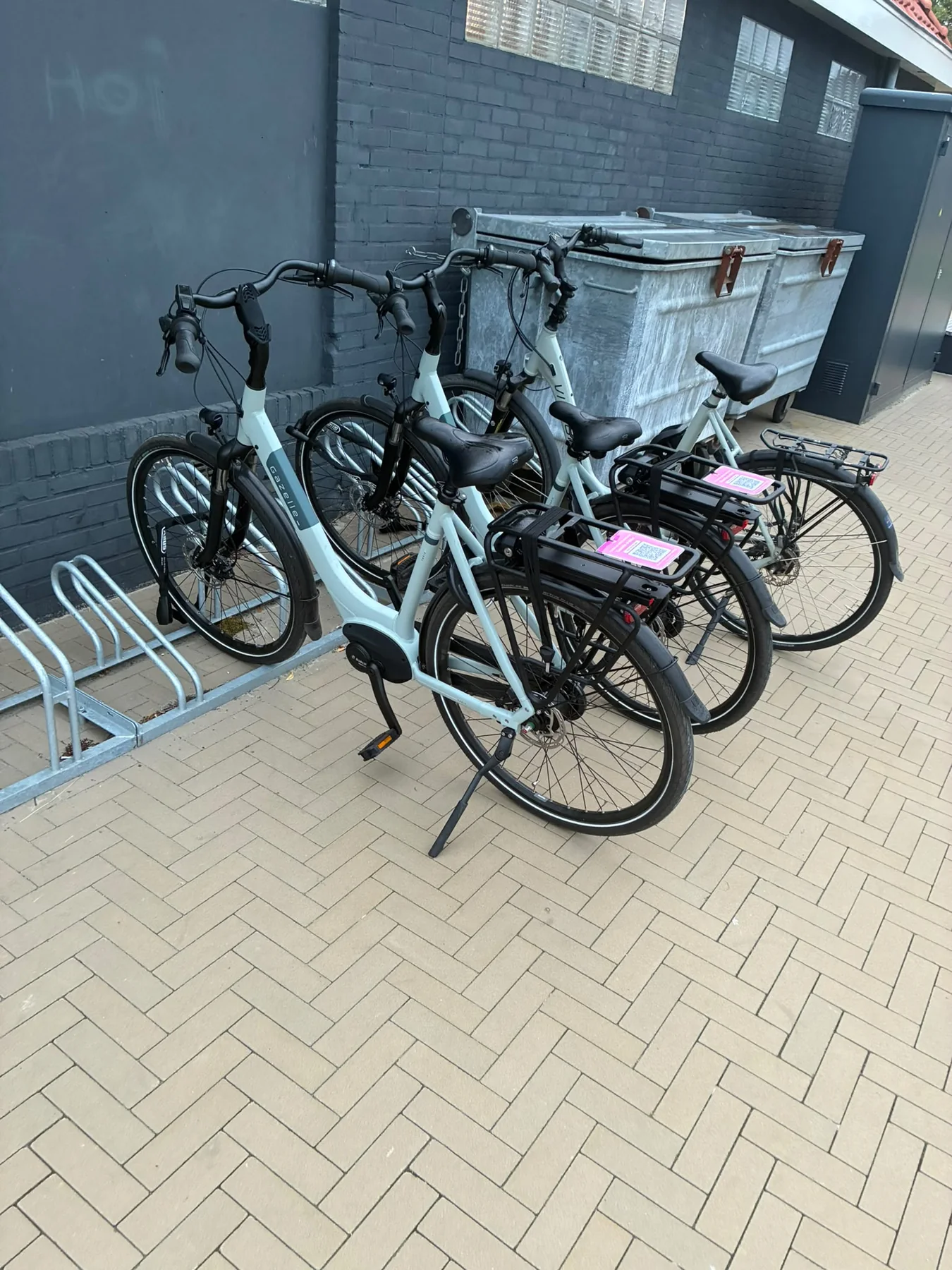 Mintgroene Gazelle Paris C7 e-bikes met QR-codes bij Út en thús in Oudega Smallingerland