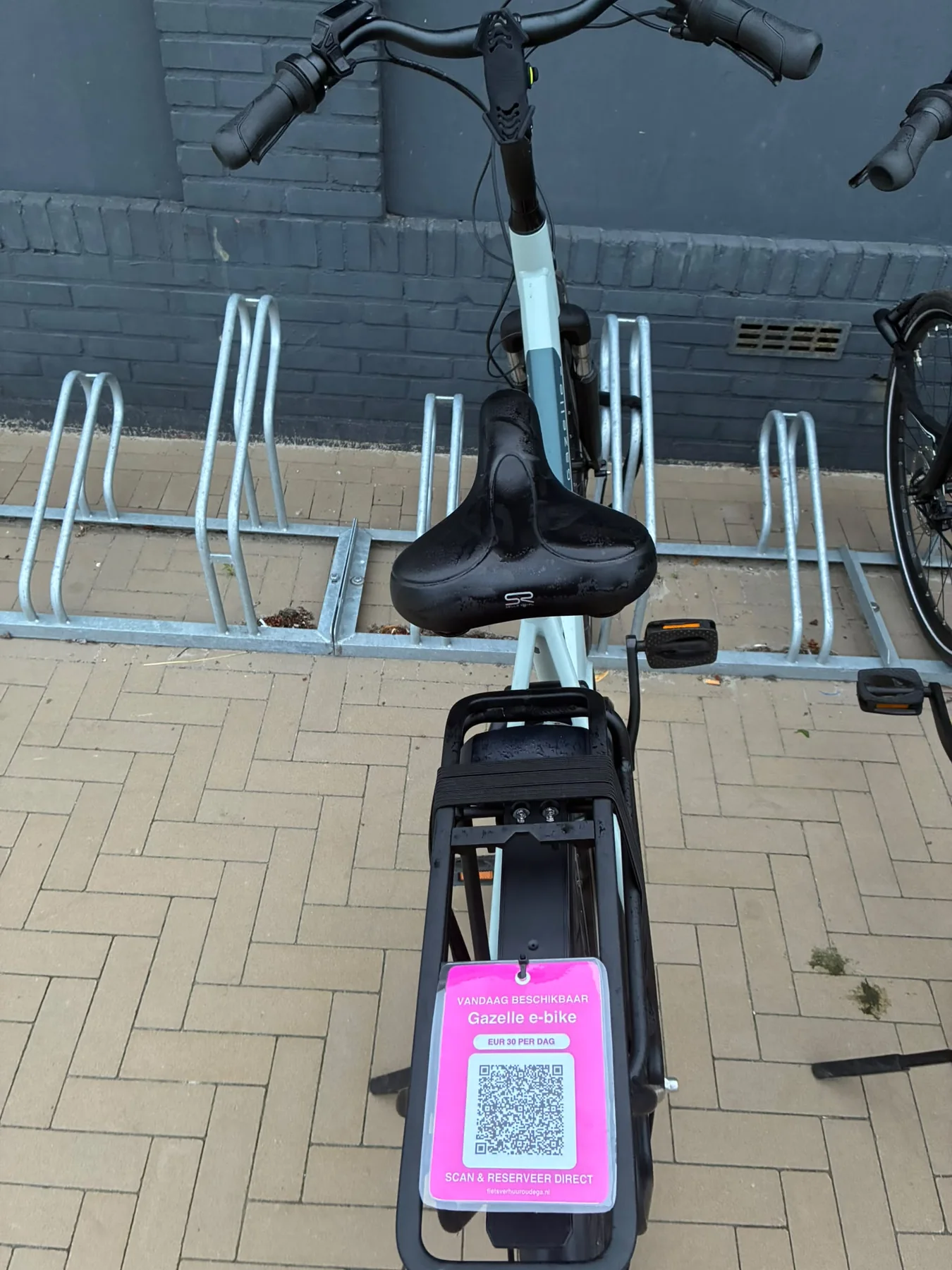 Magenta QR-code voor directe e-bike-reservering bij Út en thús in Oudega Smallingerland