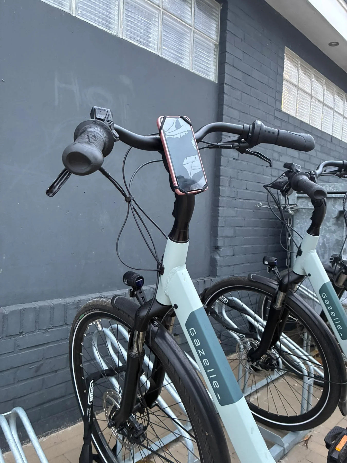 Telefoonhouder op een Gazelle e-bike van Út en thús in Oudega Smallingerland